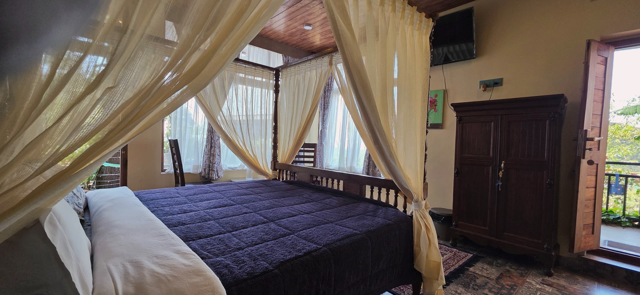 Scenic Hillside Outlook - Moroccan Room Photo 9