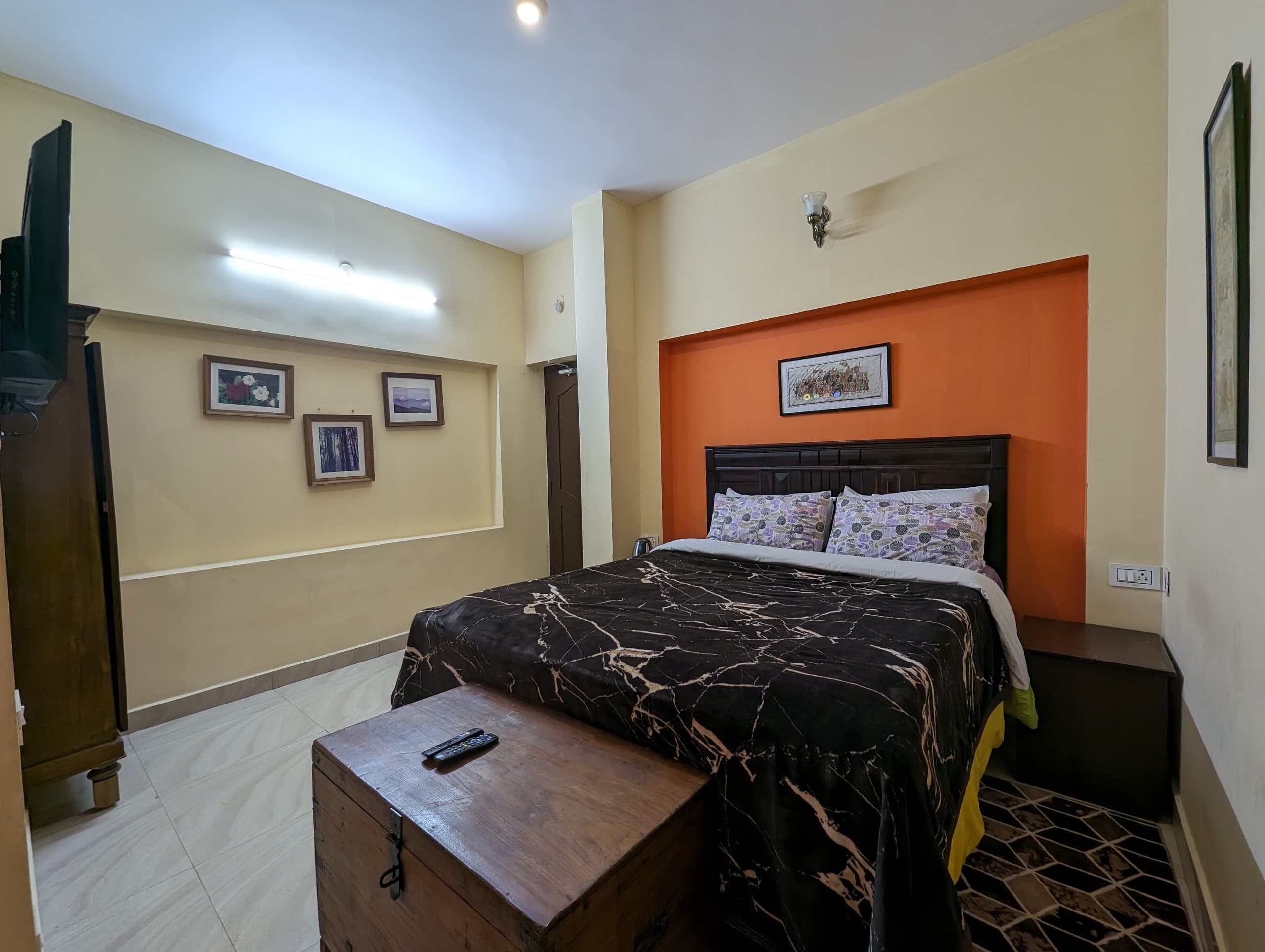 Warm Ambient Setting - Odisha Queen Room Photo 6