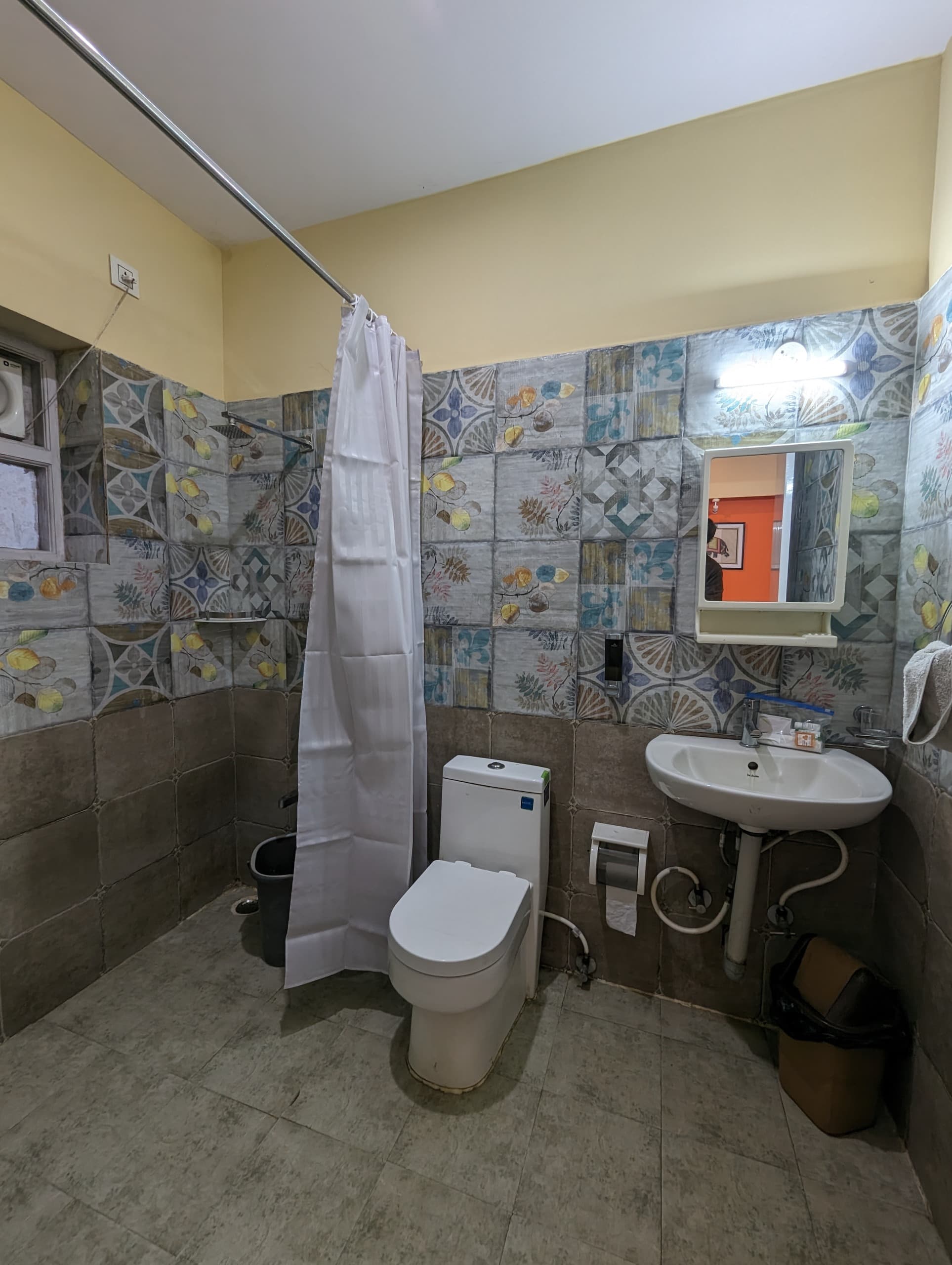 Thermal Wood Paneling - Odisha Queen Room Photo 8