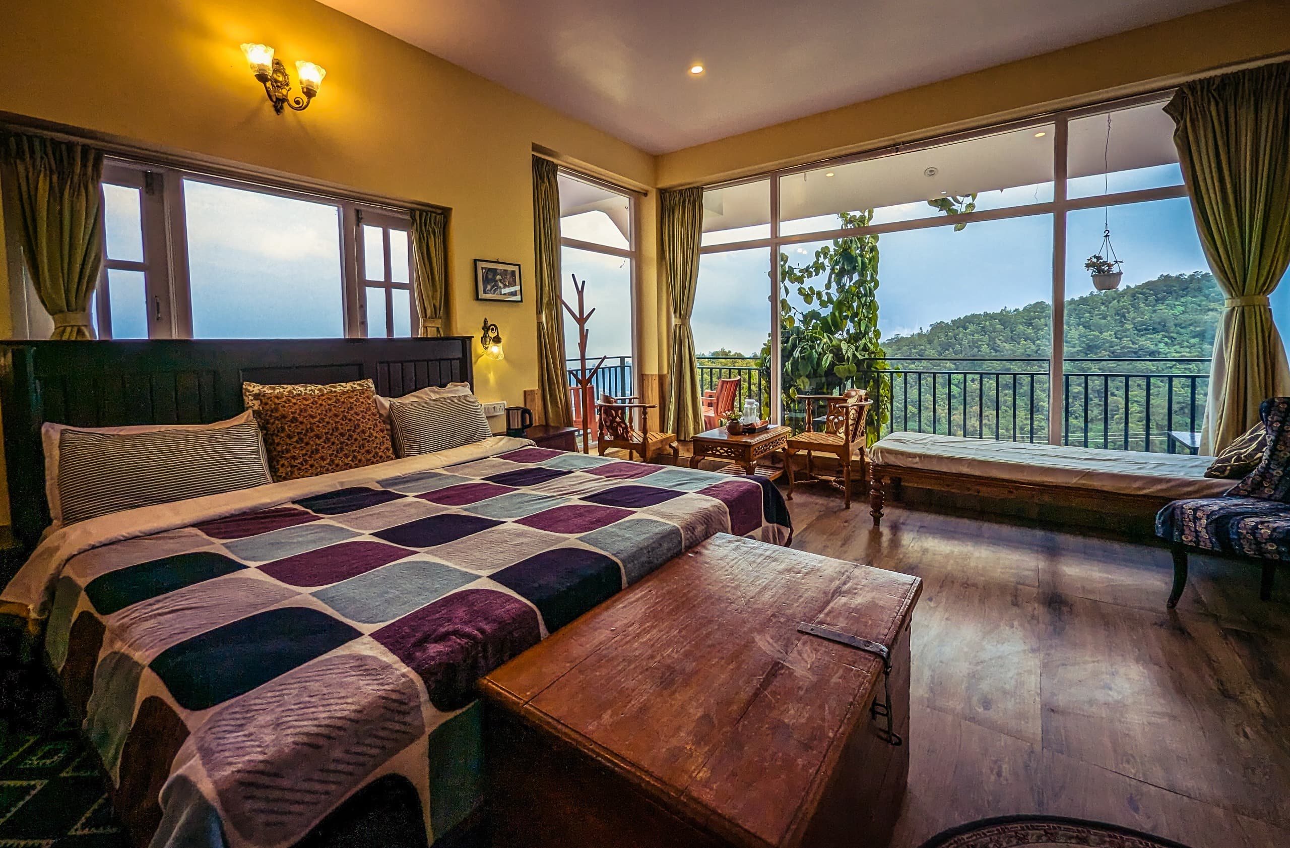 Signature L-Shaped Balcony - Lake View Room Photo 11