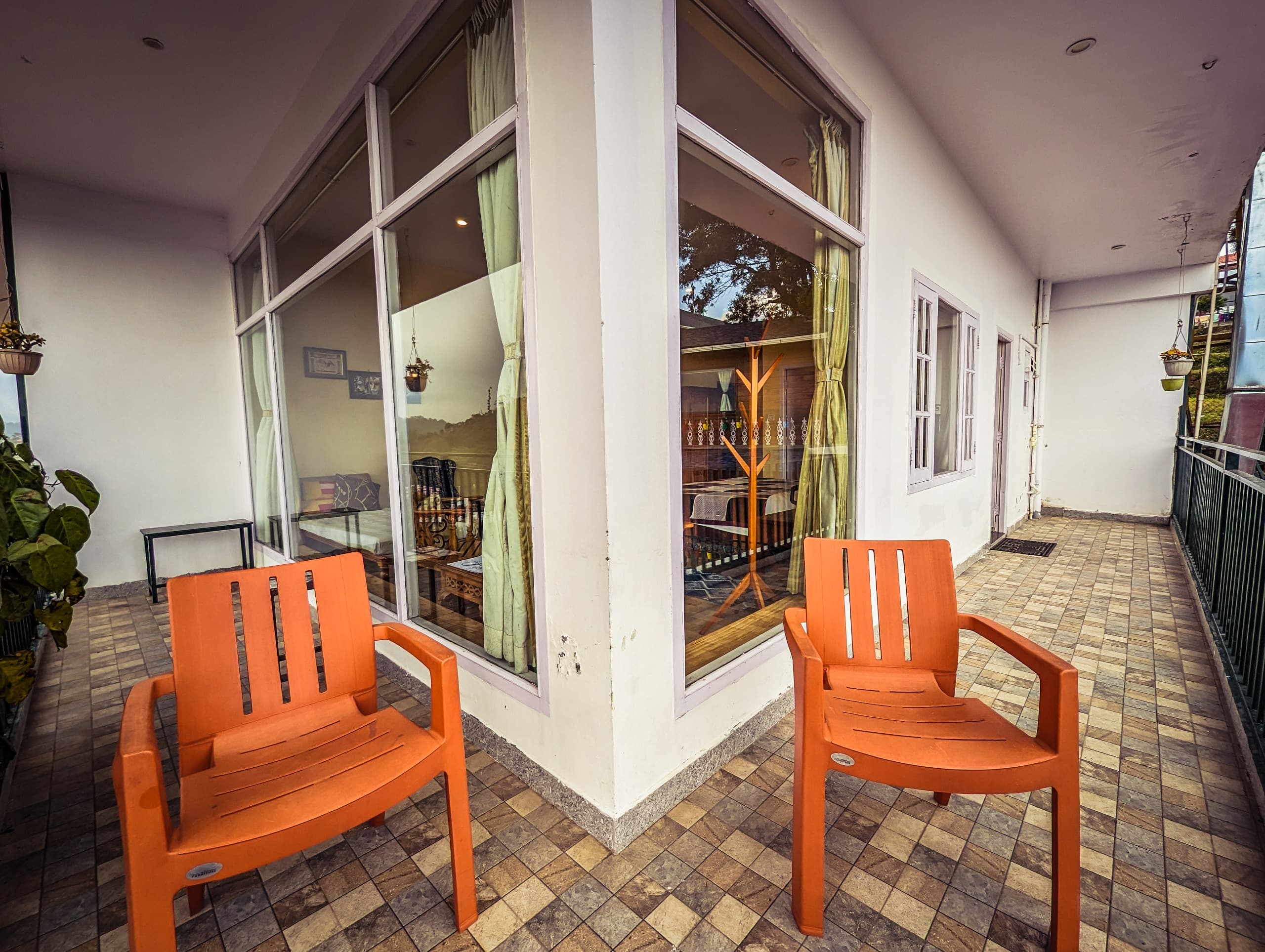 Spacious Living Layout - Lake View Room Photo 18