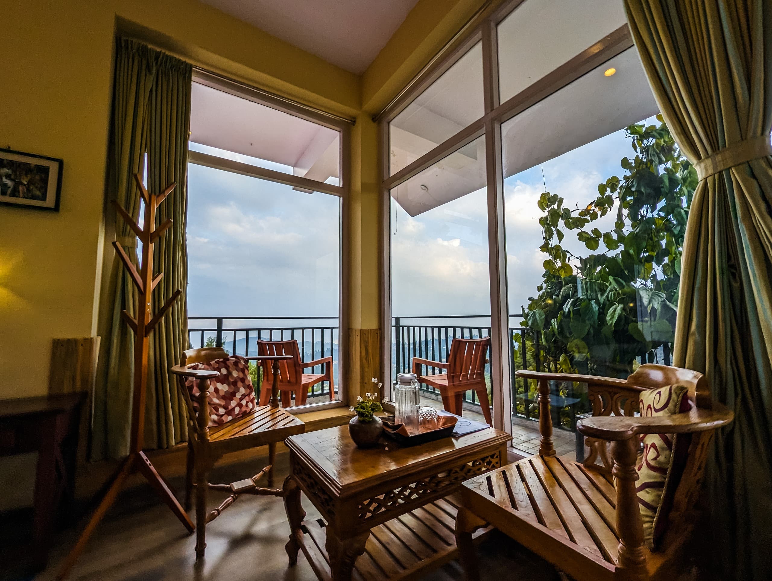 Expansive Lake Horizon - Lake View Room Photo 2