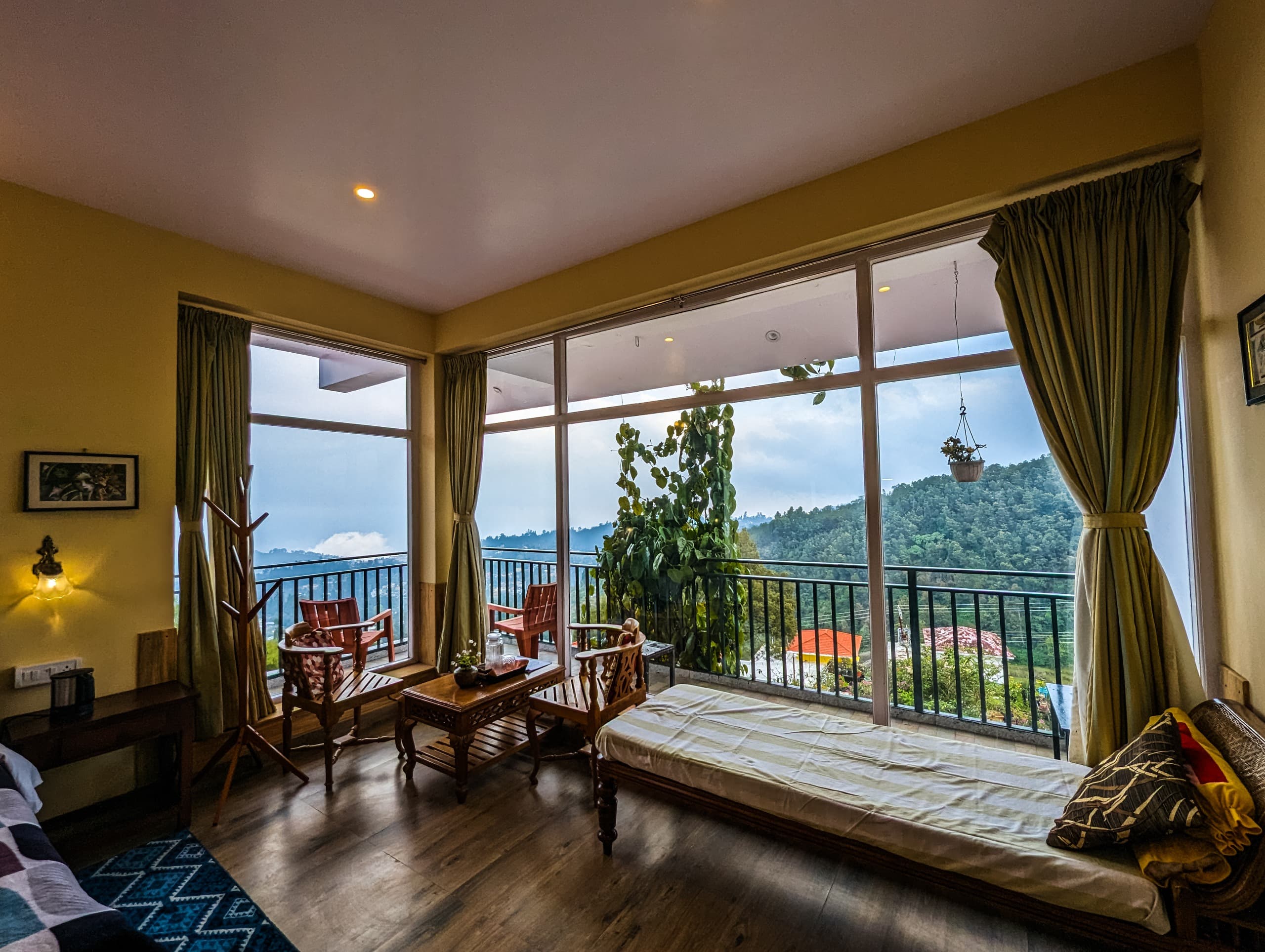 Luxurious King-Sized Bed - Lake View Room Photo 3