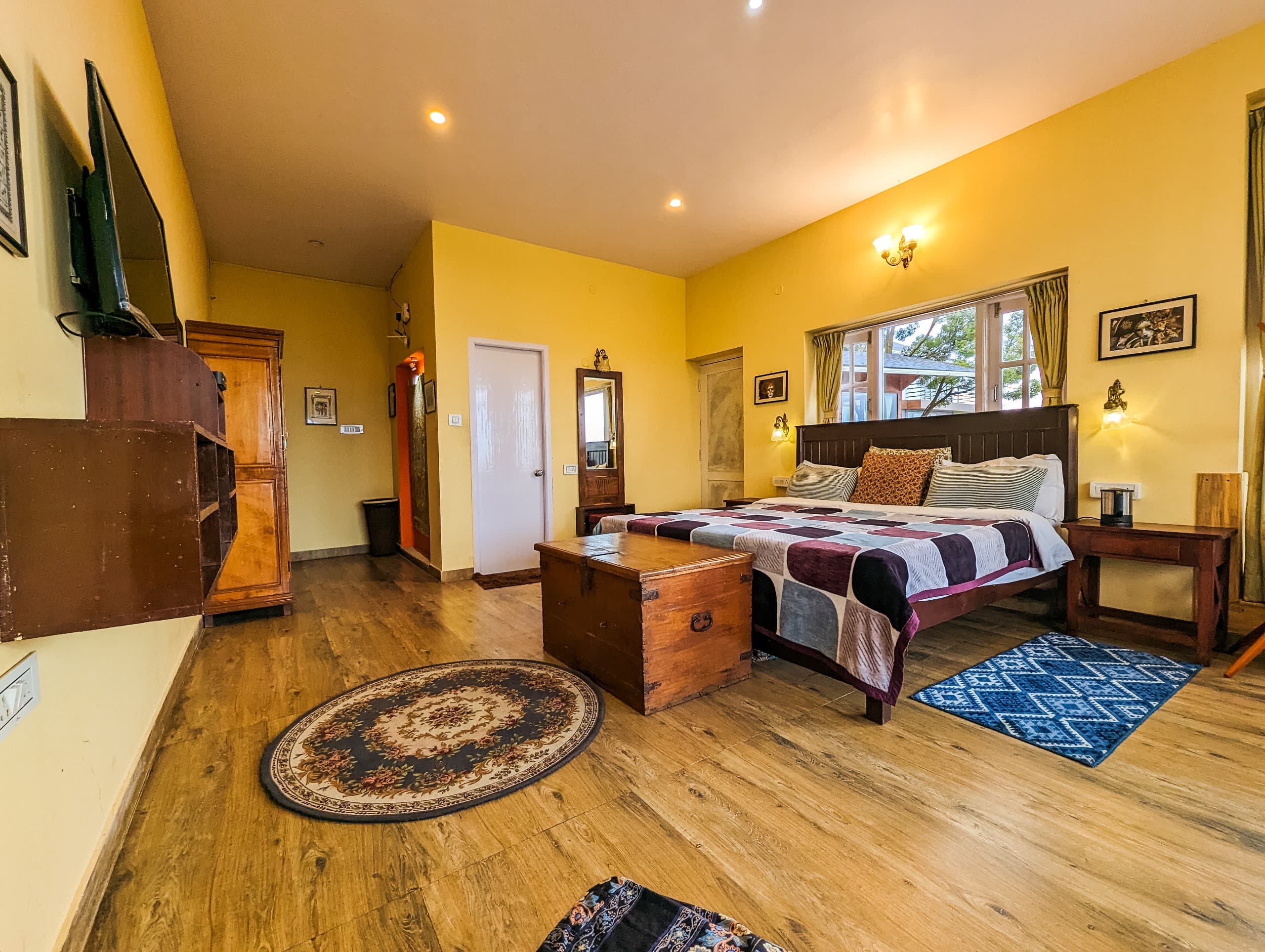 Cozy Highland Atmosphere - Lake View Room Photo 7