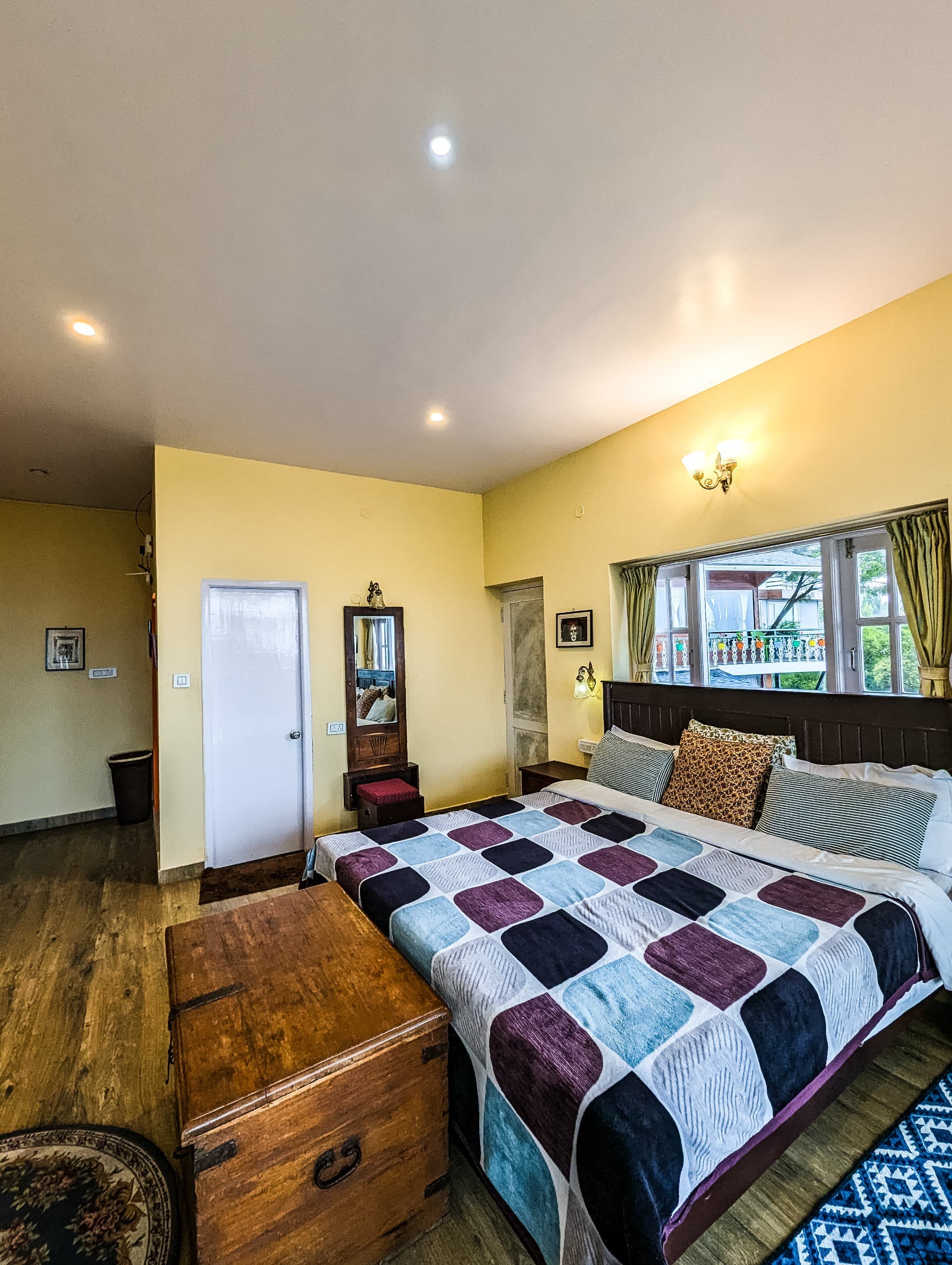 Warm Ambient Illumination - Lake View Room Photo 8