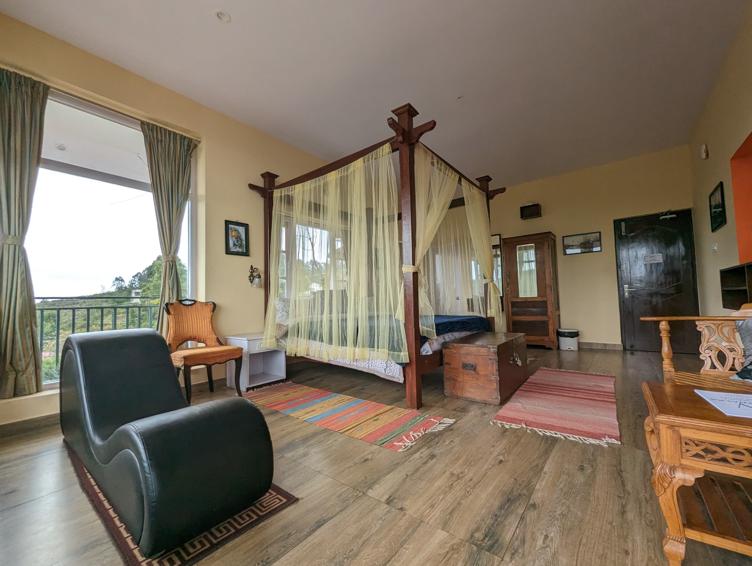 G4: The Mountain View Room - Image 4