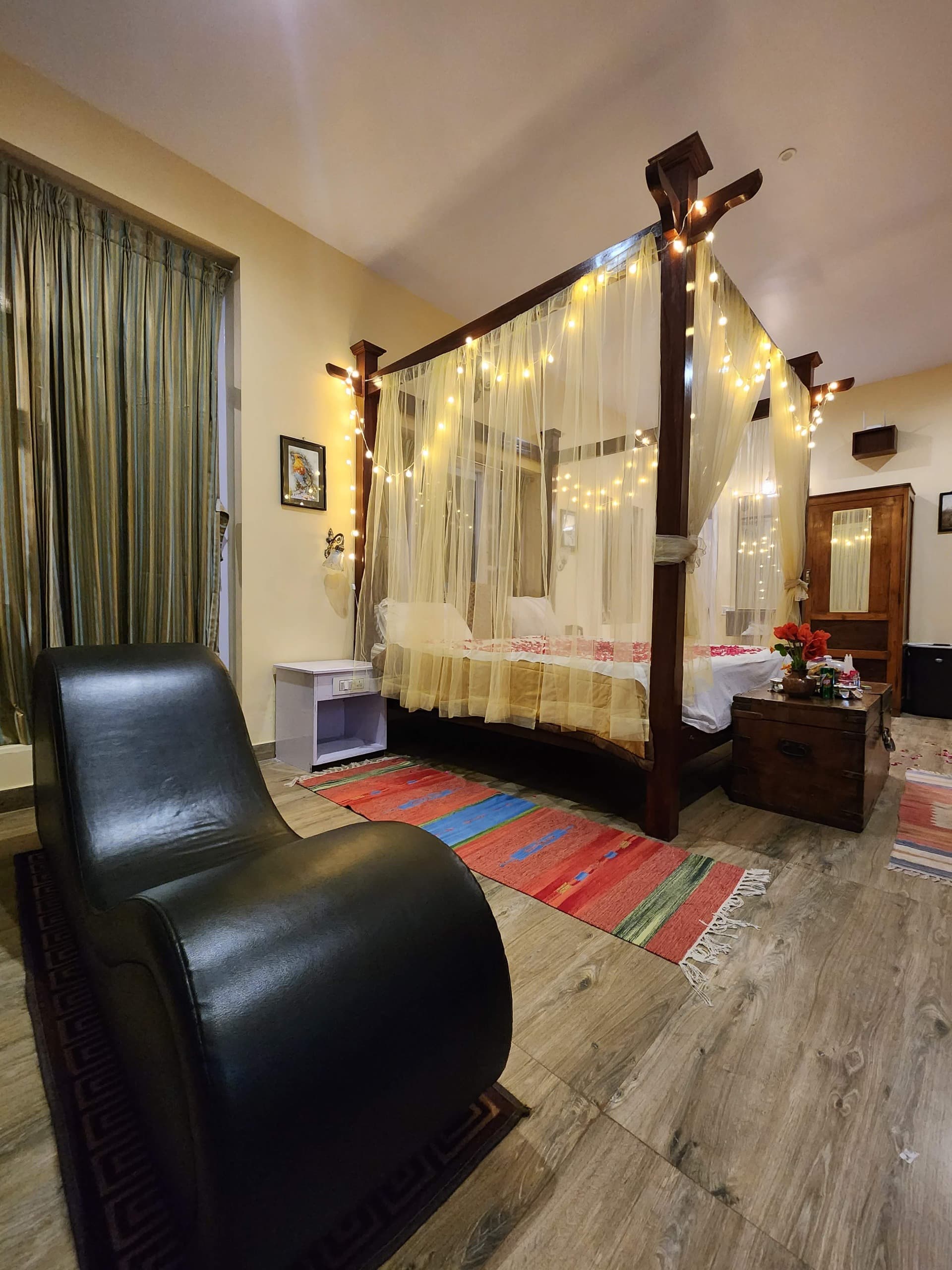 G4: The Mountain View Room - Image 5