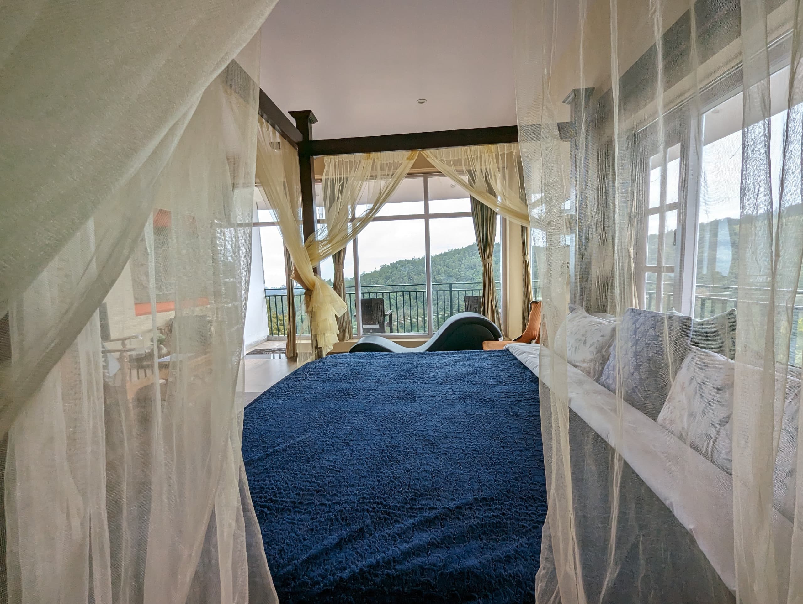 G4: The Mountain View Room - Image 1