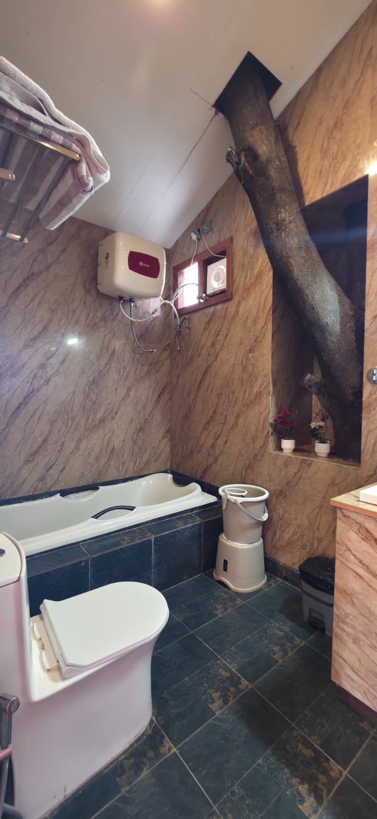 Modern En-Suite Bath & Hot Water