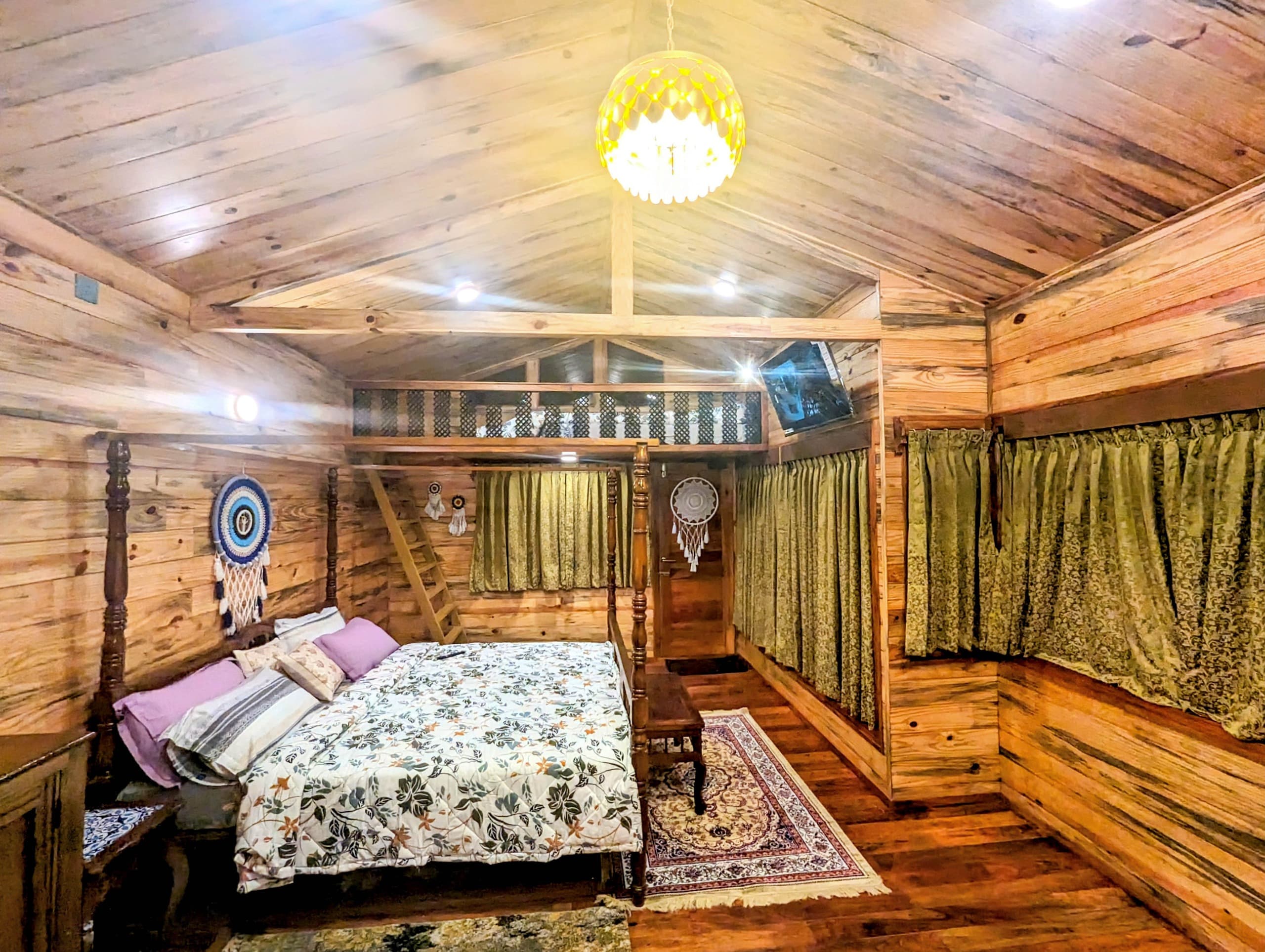 Pristine Secluded Treehouse Retreat