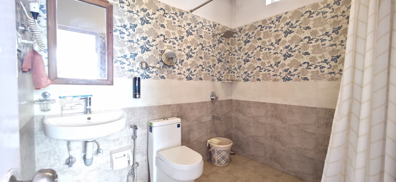 Deluxe Vanity & En-Suite Comfort