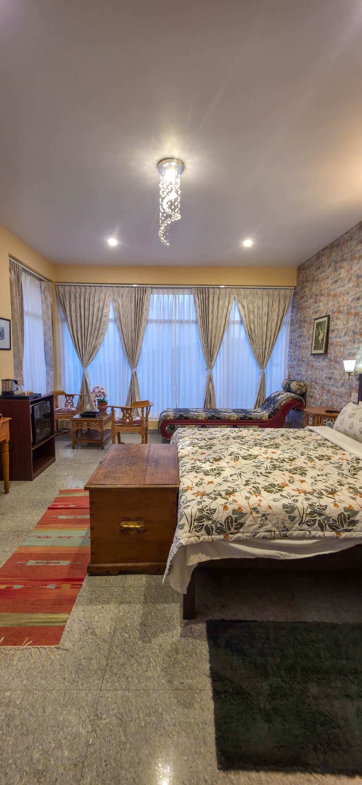Romantic King Bed & Boutique Elegance