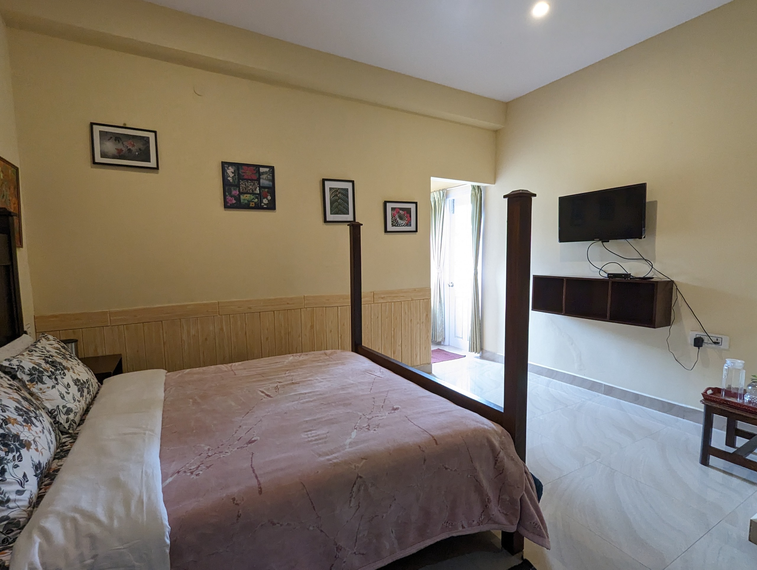 Budget Kerala Queen Room with Plush Bedding - Cloudwalks® Kodaikanal
