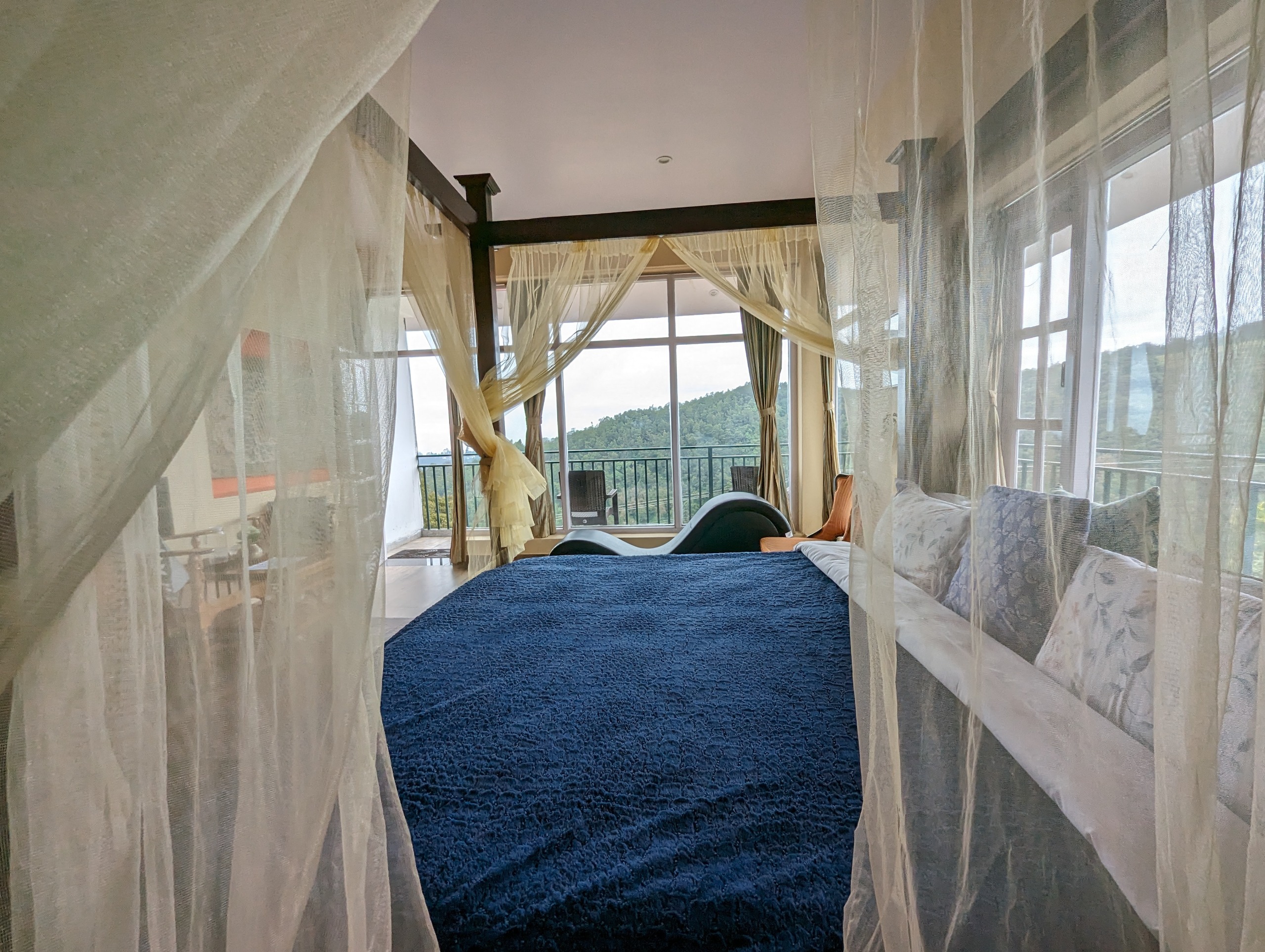 Curated Romantic Mountain View Suite with Canopy Bed - Cloudwalks® Kodaikanal