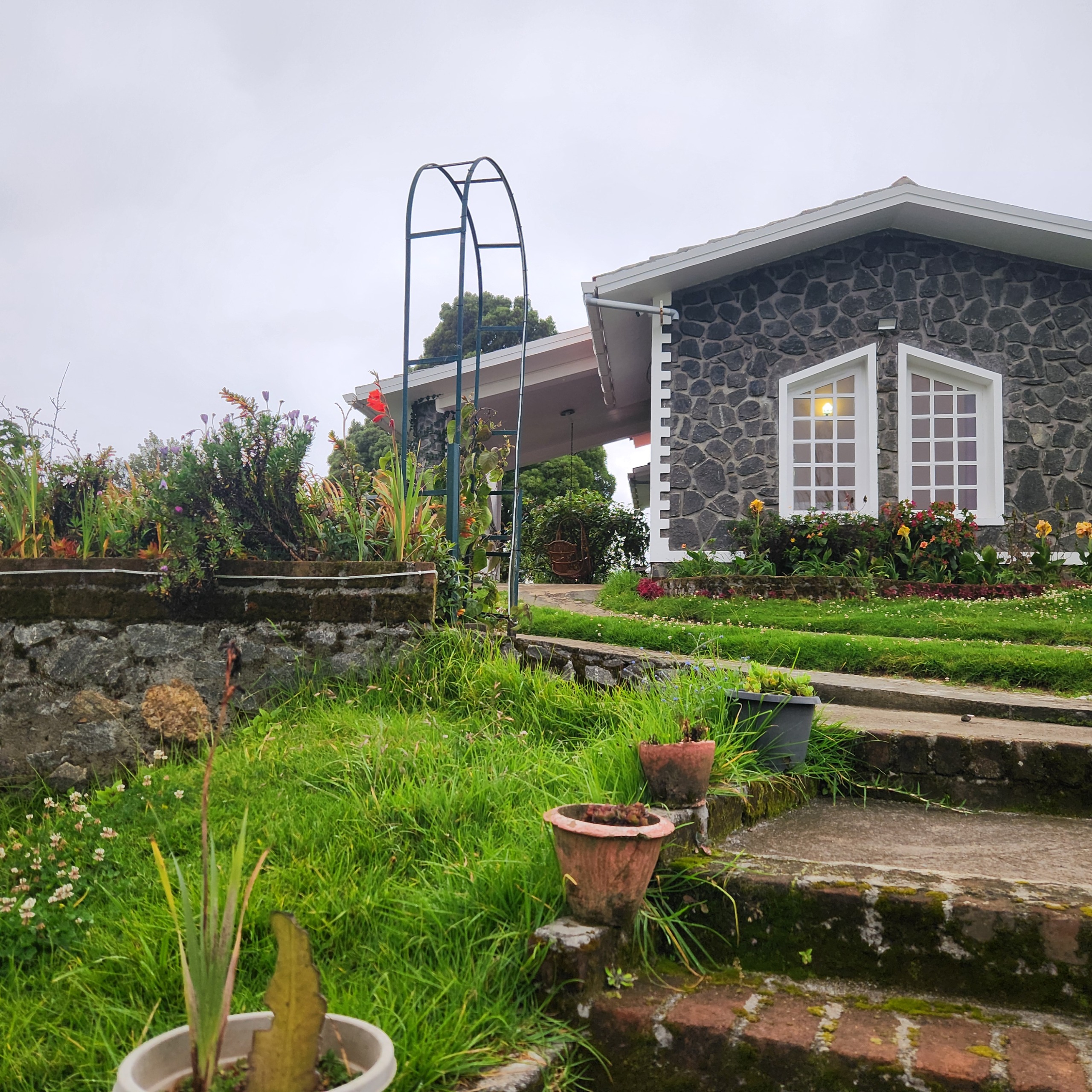 Spacious high-ceiling living hall in 2BHK Hilltop Chalet - Cloudwalks®