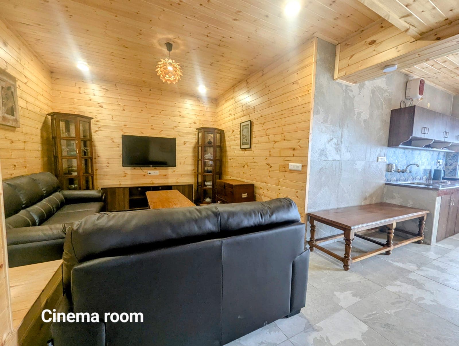Master Bedroom Suite & L-Shaped Lounger