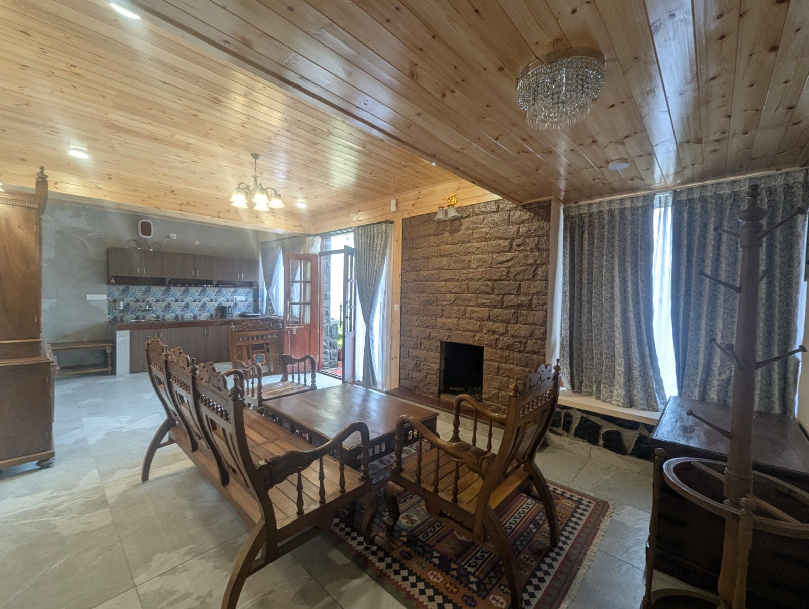 High-Speed Wi-Fi & Work-Friendly Lounge