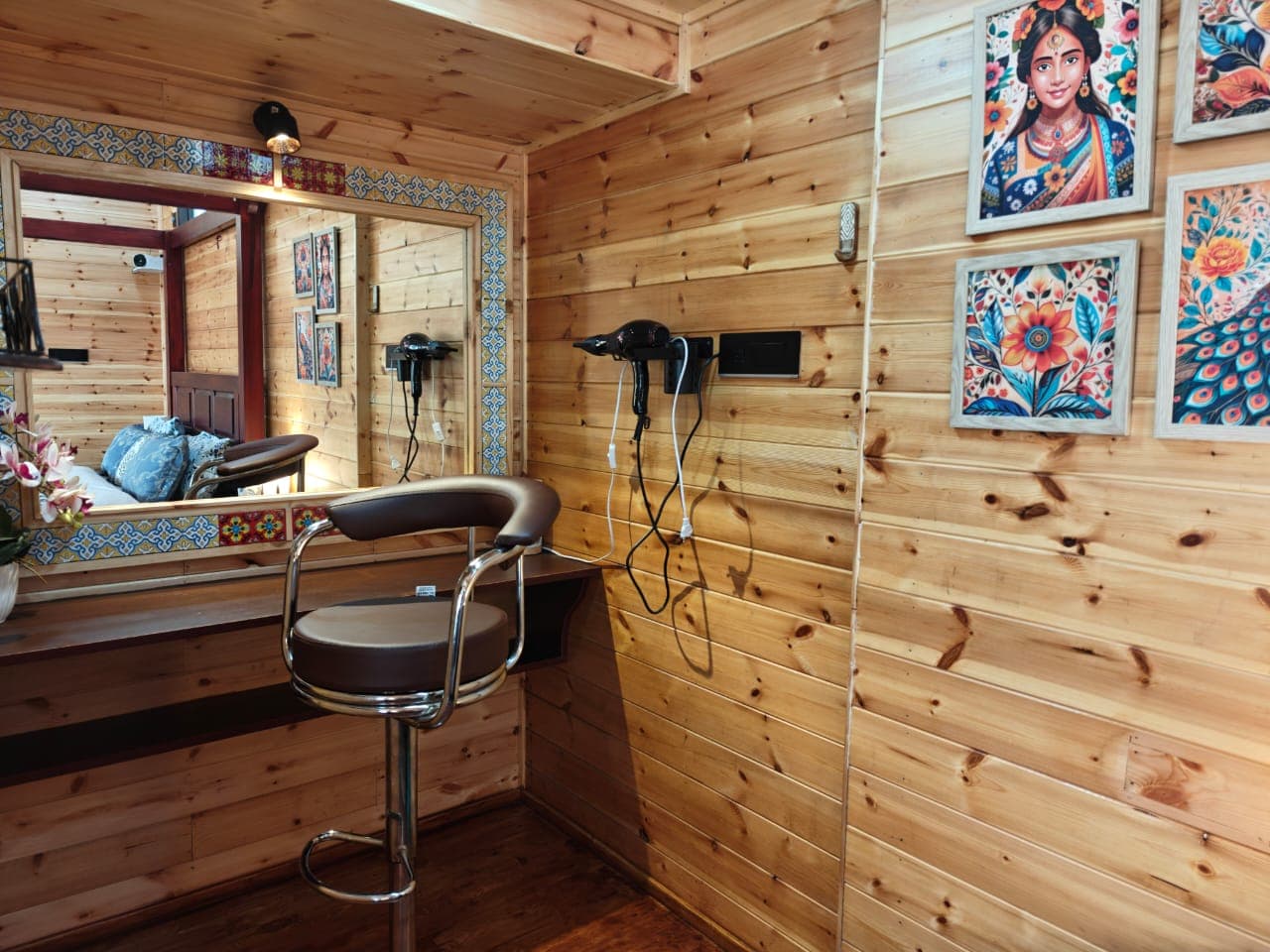 Cozy Room Interior - Stonehouse Photo 16