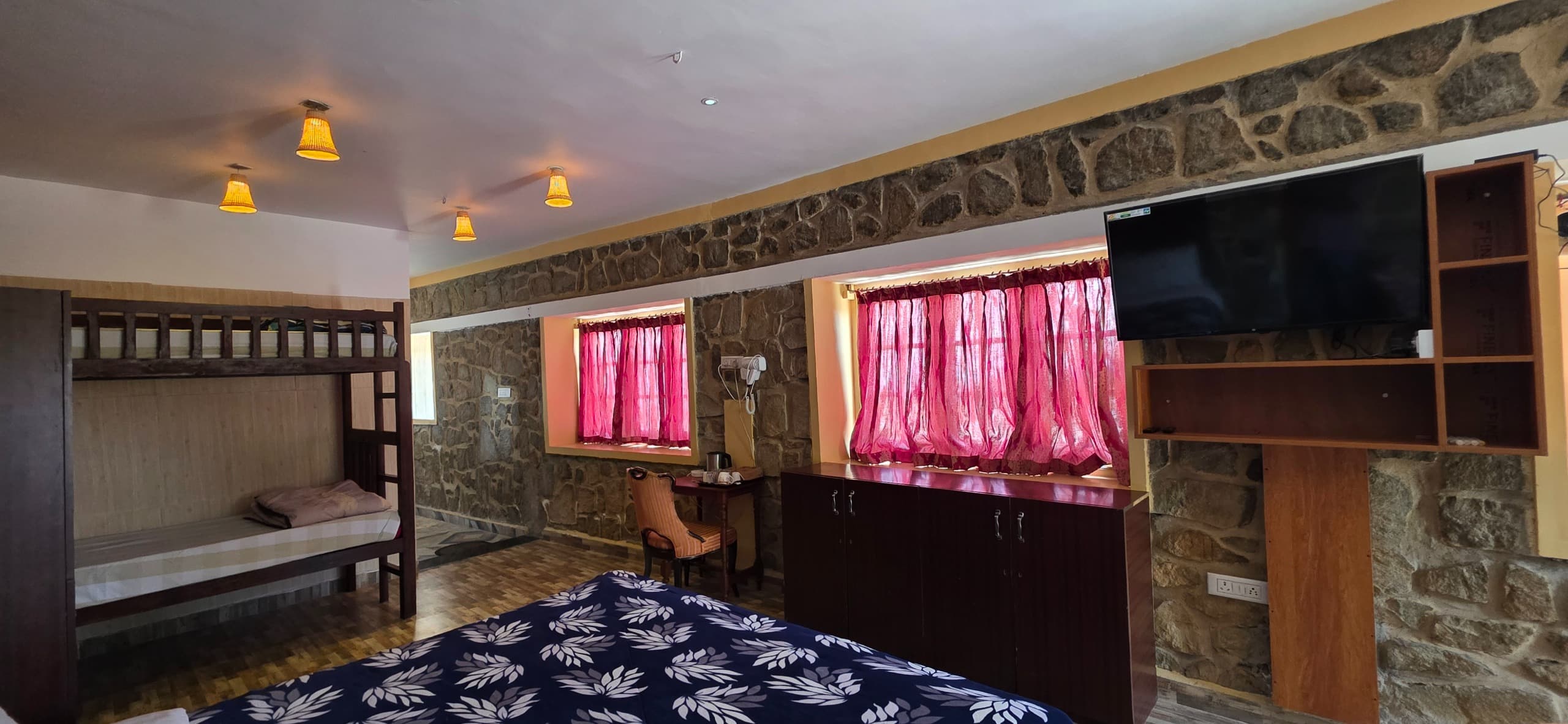 King & Bunk Family Suite - Stonehouse Photo 2